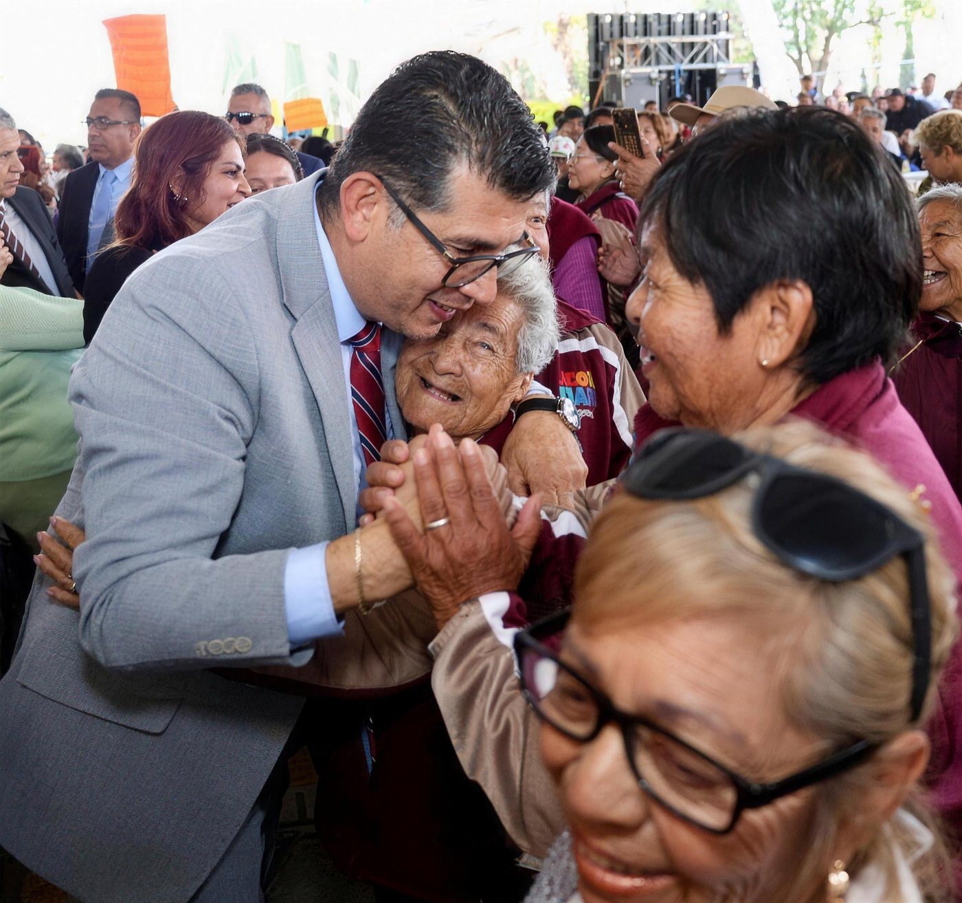 Osvaldo Cortes abrazando a una vecina de Acolman