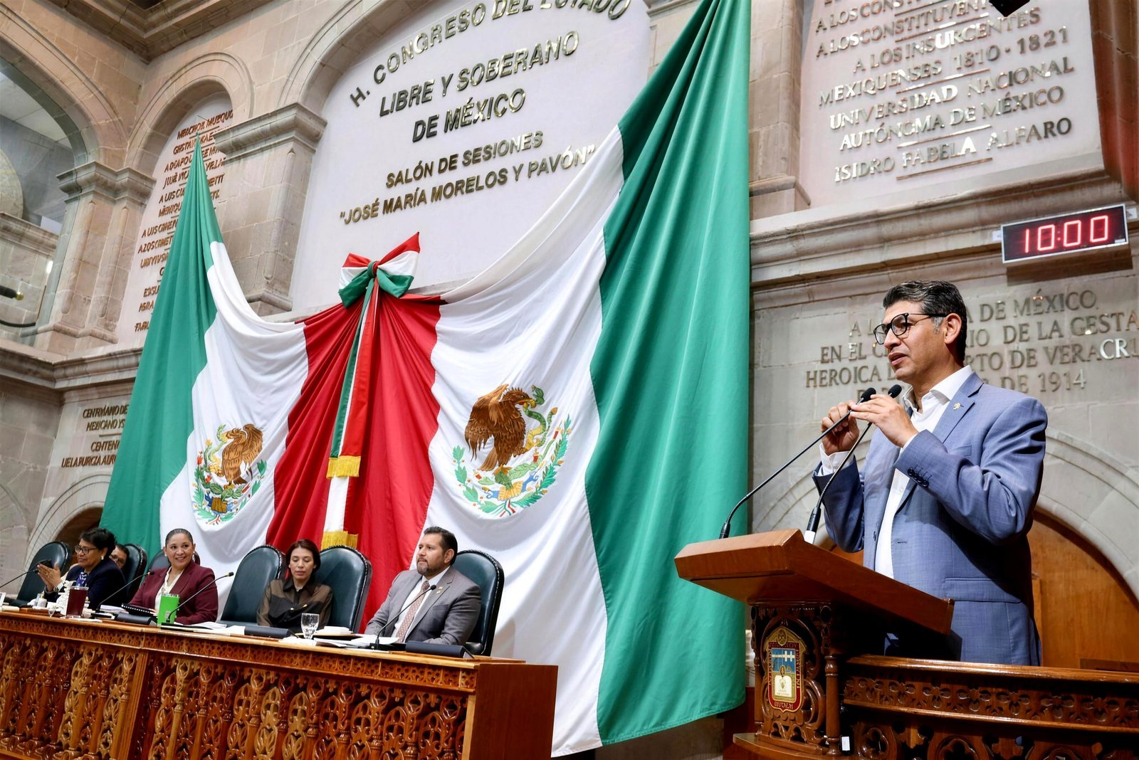 Osvaldo Cortes en el pleno del Congreso del Estado de México