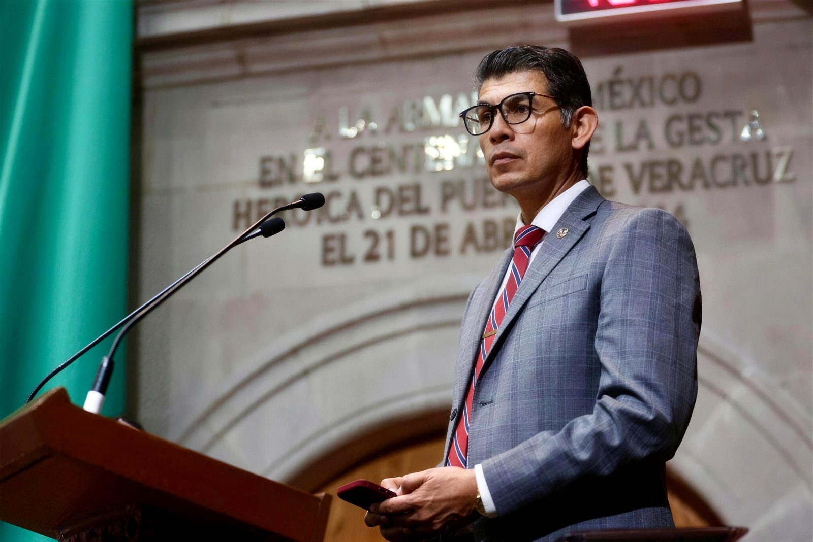 Osvaldo Cortes en la tribuna del Congreso del Estado de México