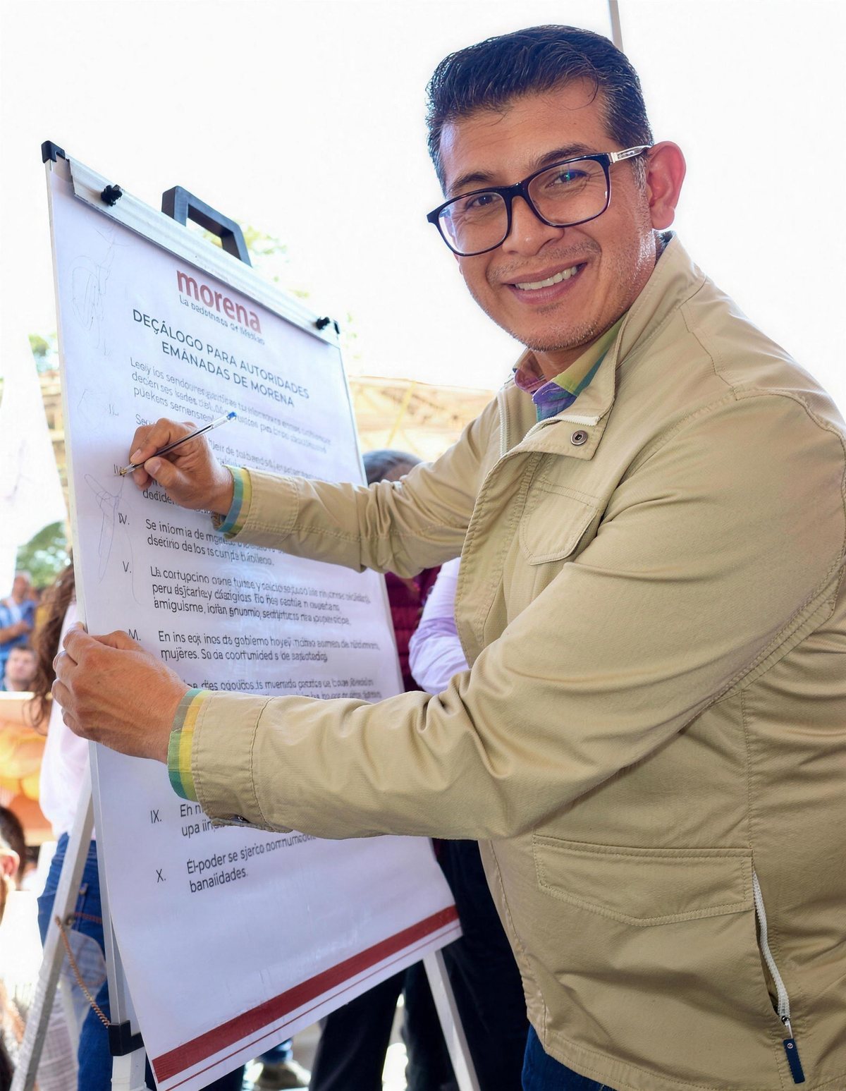 Osvaldo Cortes firmando el Decálogo para autoridades
