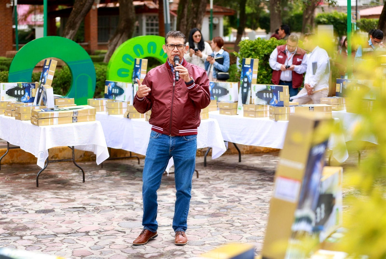Osvaldo Cortes en la entrega de luminarias