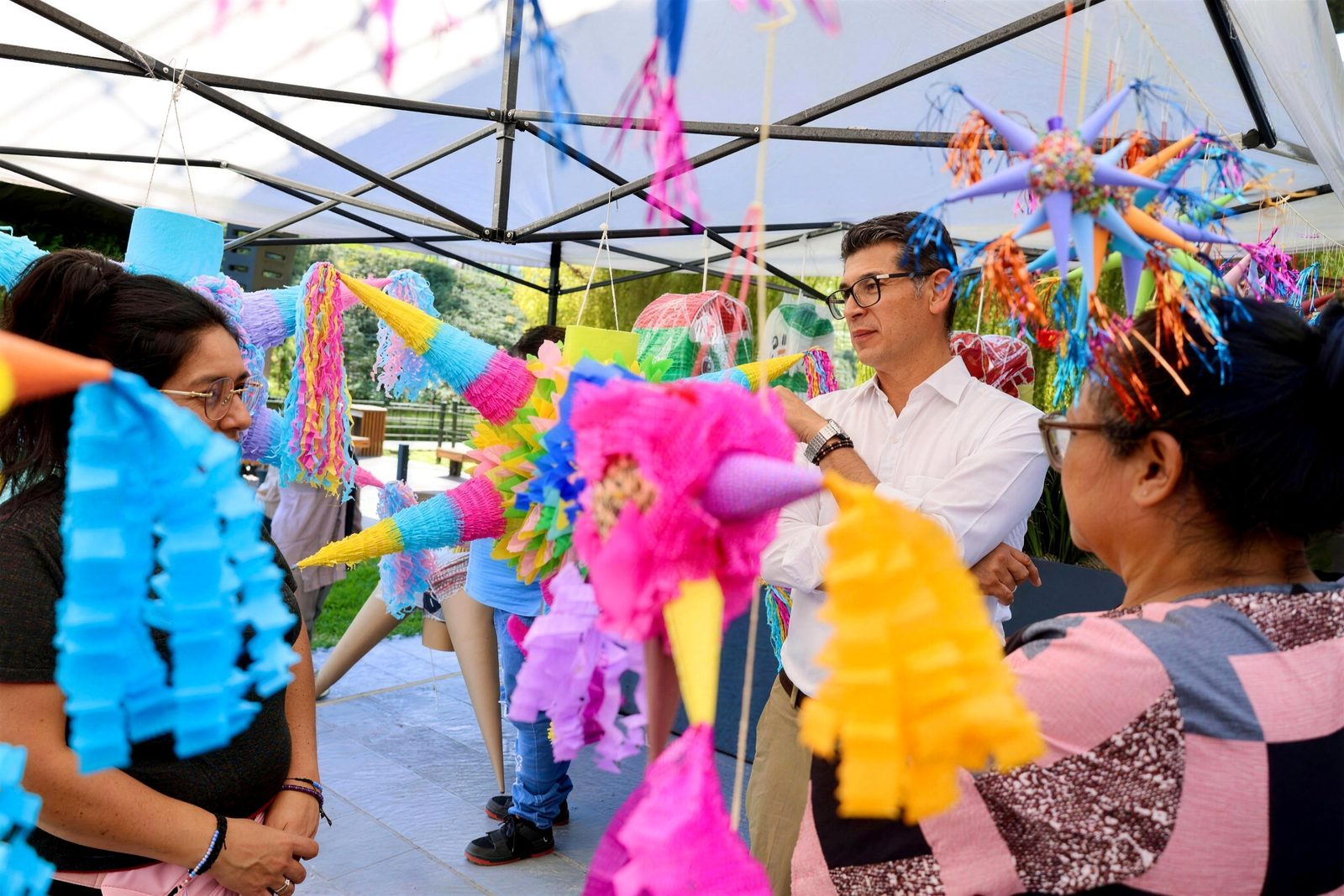 Osvaldo Cortes con artesanas de piñatas en Acolman